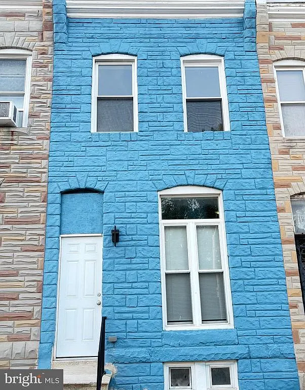 4 bed, $1,900 — Photo 1