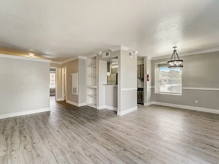Del Mar Apartments — Photo 21