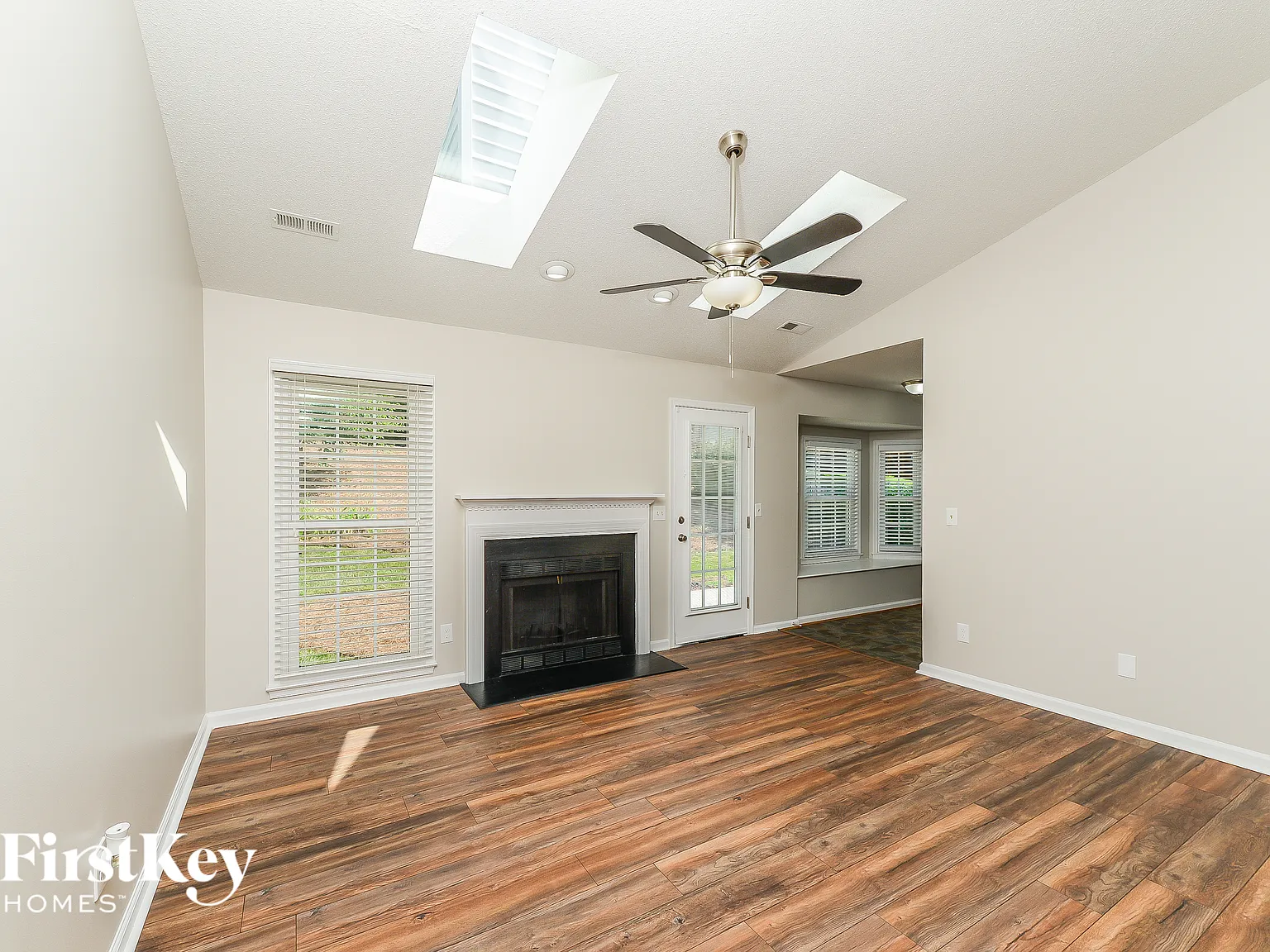 3 bed, 2.0 bath, 1447 sqft, $2,155 — Photo 4