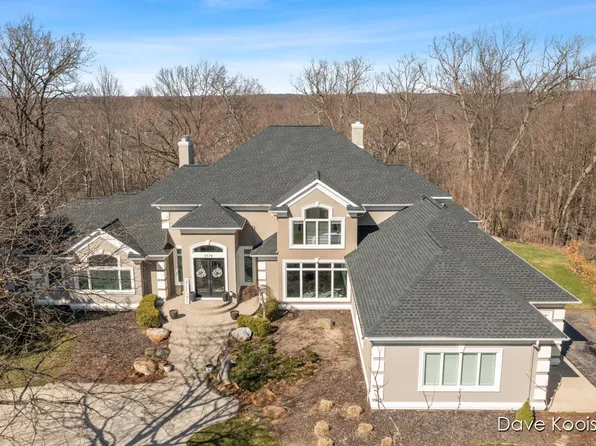 1370 Old Oak Hill Dr, Ada, MI 49301