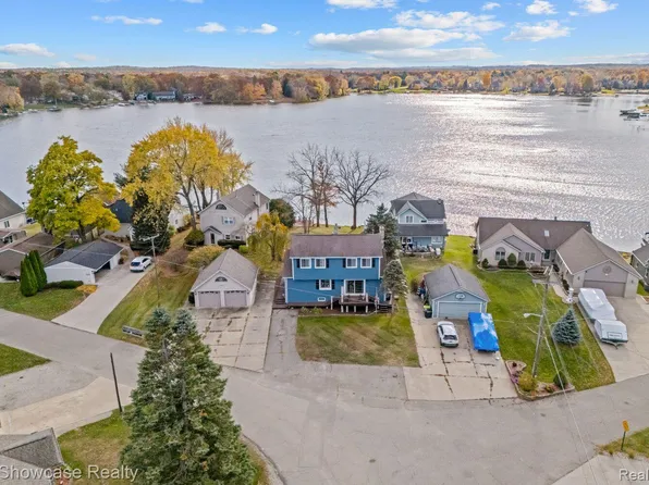 3361 Highland Blvd, Highland, MI 48356