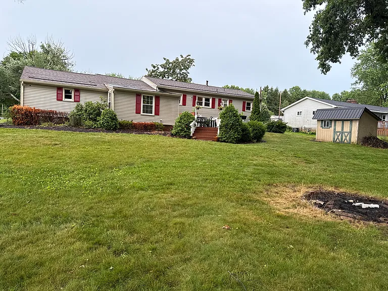 1497 Eastview Dr — Photo 10