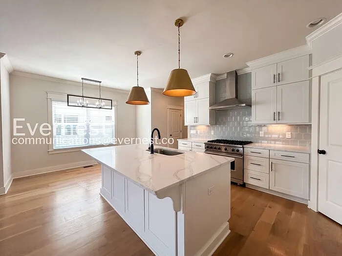520 Moore Ave — Photo 4