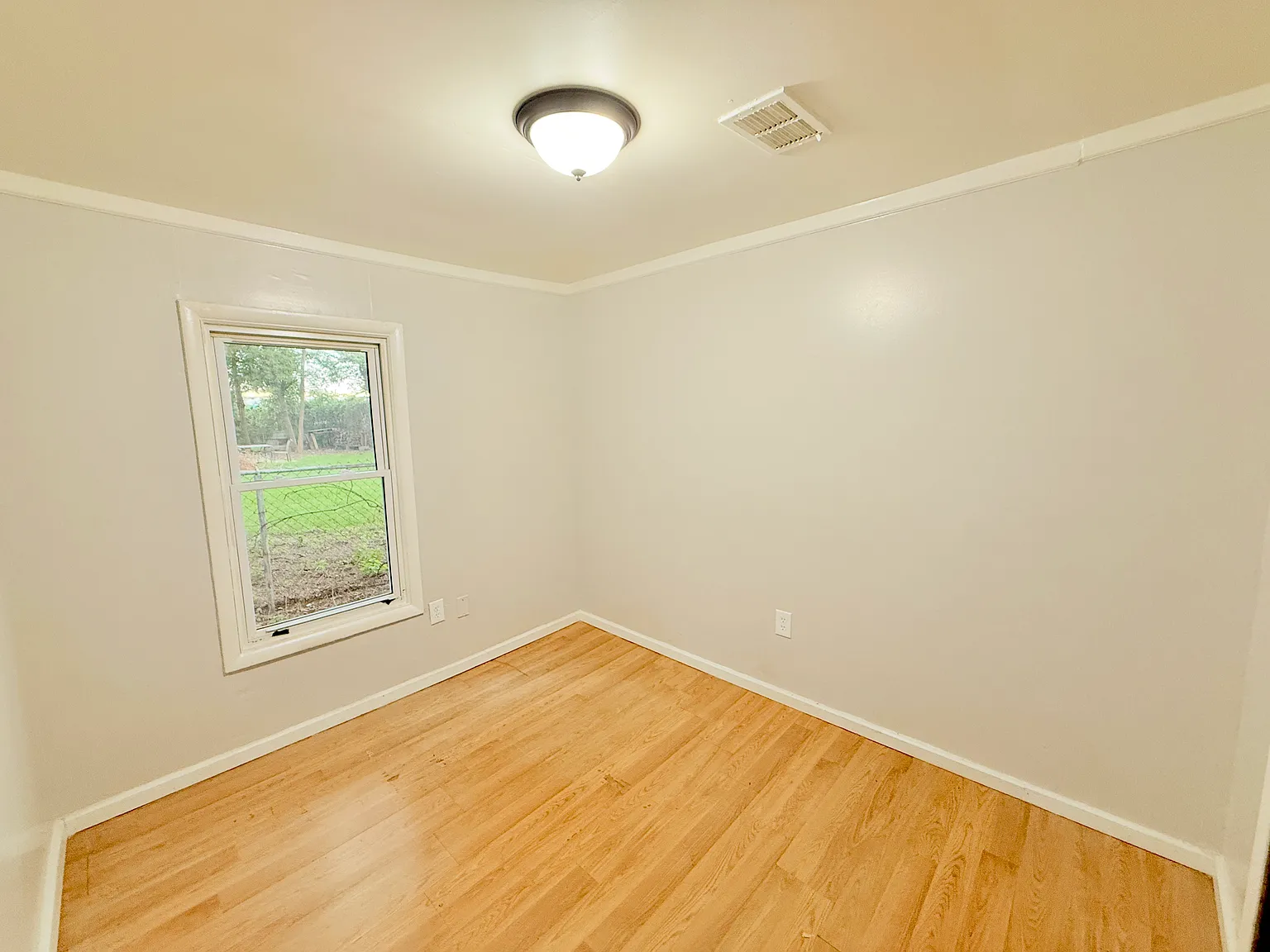 3 bed, 700 sqft, $1,350 — Photo 3