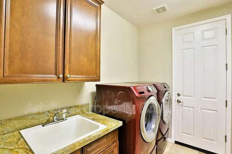 3 bed, 2.5 bath, 2865 sqft, $3,100 — Photo 3