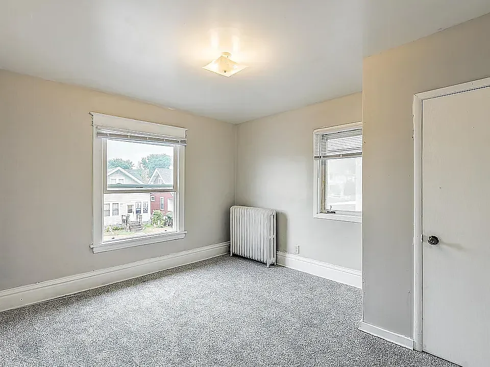 3 bed, 1100 sqft, $1,580 — Photo 3
