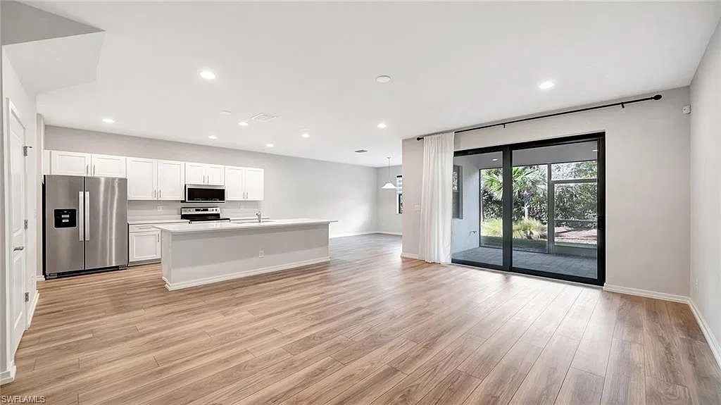 3 bed, 2.5 bath, 2600 sqft, $3,000 — Photo 2