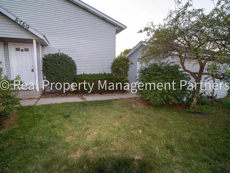4745 Circle Shore Dr SE — Photo 2