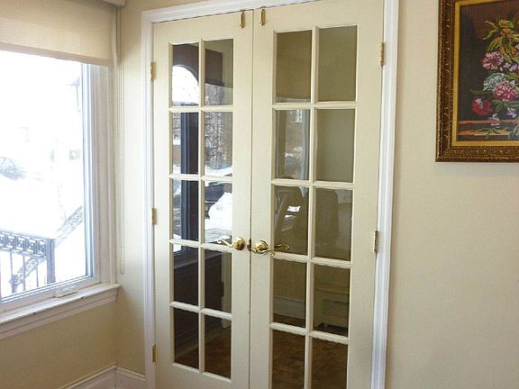 BEAUTIFUL 1 FAM.... TILE ENTRANCE... COAT CLOSET....