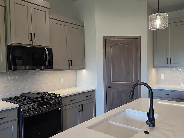414 N Almond Ave — Photo 3