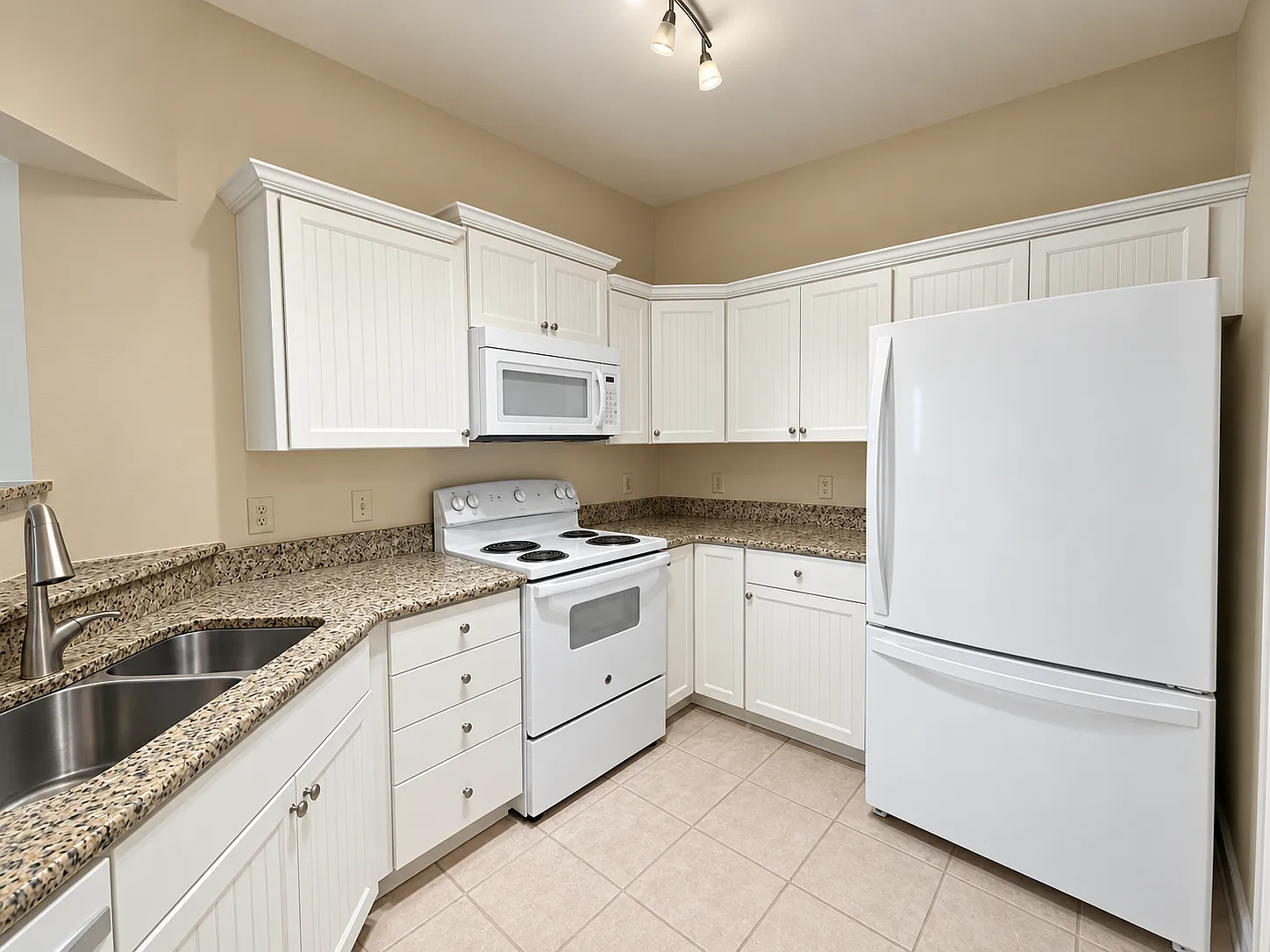3 bed, 2.0 bath, 1448 sqft, $2,000 — Photo 2