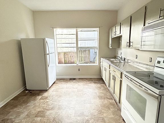3rd image of 2788 Forbes St #2788