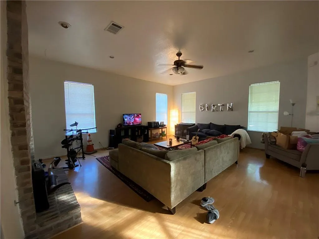 4 bed, 2.5 bath, 2318 sqft, $4,095 — Photo 2