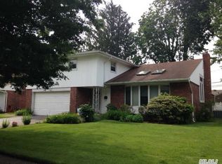 8 Montclair Rd, Plainview, NY 11803