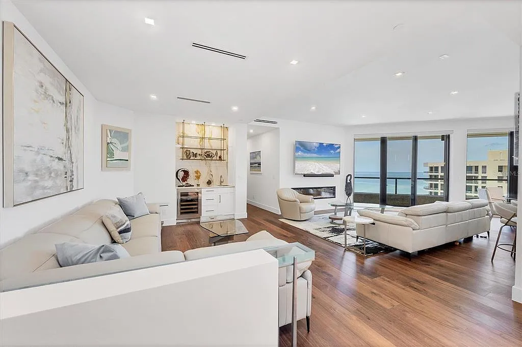 2 bed, 2.5 bath, 2135 sqft, $15,000 — Photo 4