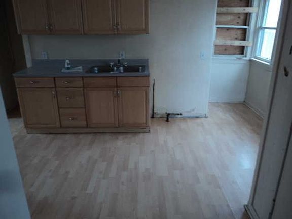 3rd image of 1030 W Learned Ave