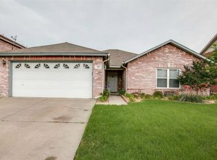 215 Kissimmee Dr, Arlington, TX 76002
