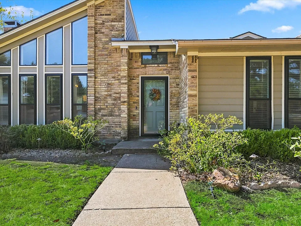 924 Thoreau Ln
