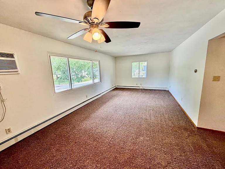Spacious 2 Bedroom 1 Bathroom! — Photo 4