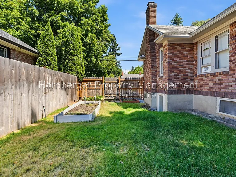 1210 S Maple St — Photo 23