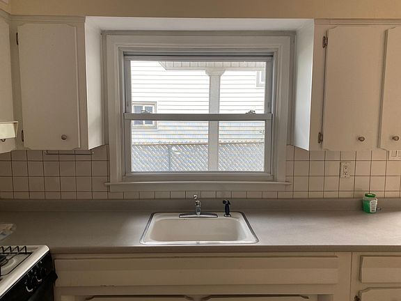 4th image of 93 Rockville Ave Floor 2