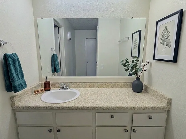Oxford Parkside Apartments — Photo 16