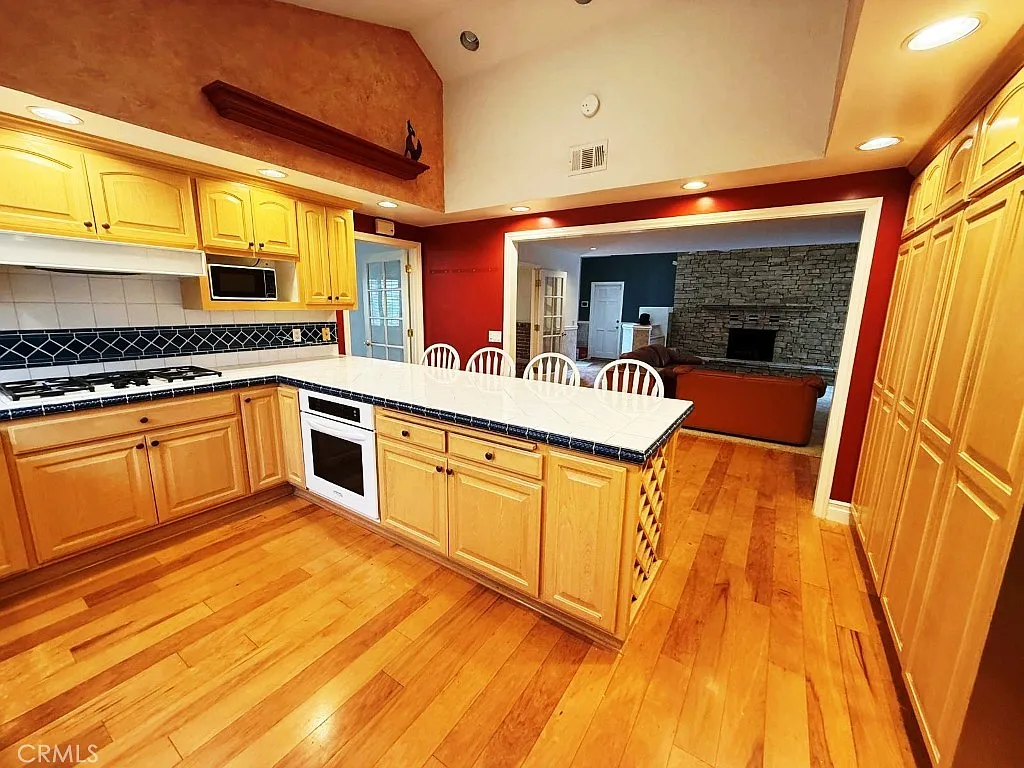 4 bed, 2.0 bath, 1680 sqft, $4,800 — Photo 3