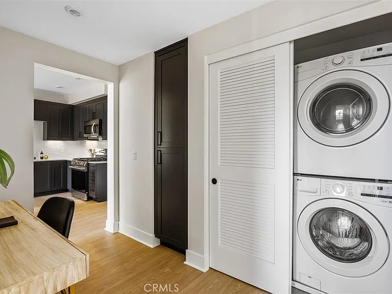 401 W Grand Ave #202 — Photo 33