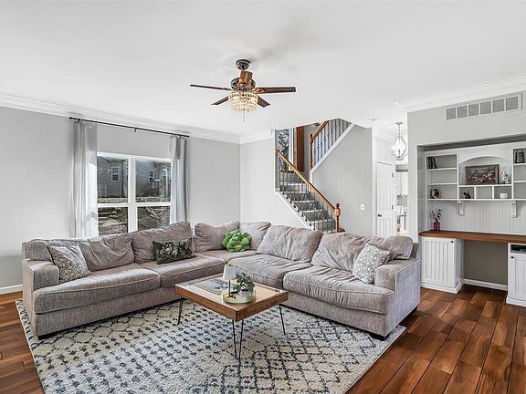 3rd image of 814 Honeywood Dr
