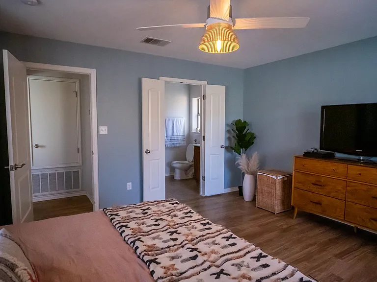 6600 Bay City Bnd — Photo 23
