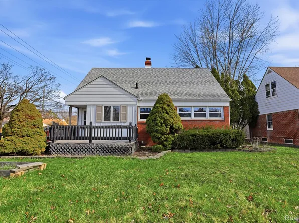 20201 Lancaster St, Harper Woods, MI 48225