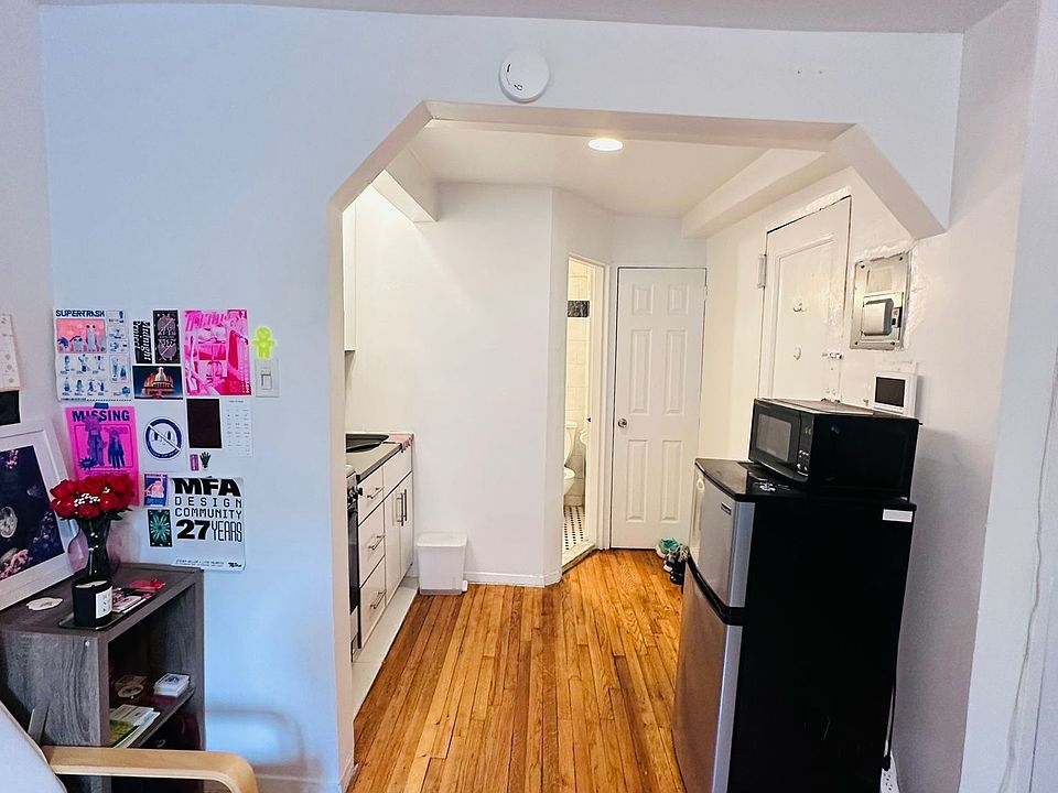 2nd image of 542 E 11th St APT 1C