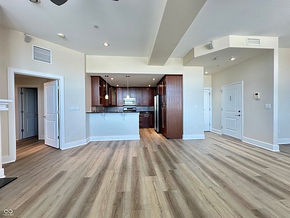3rd image of 2105 N Meridian St Unit 202