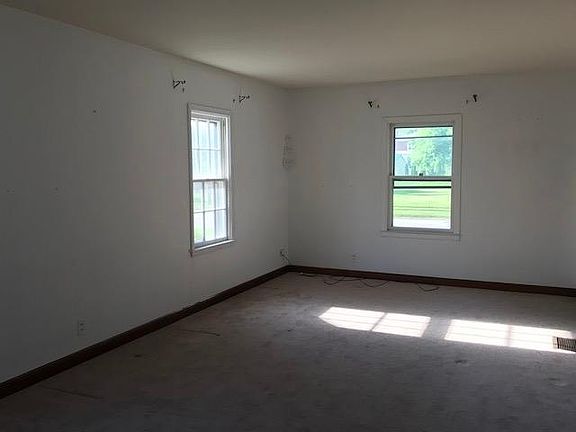 4th image of 73 Raymond Ave