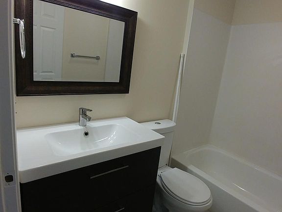 4th image of 2433 NW 61st St #B
