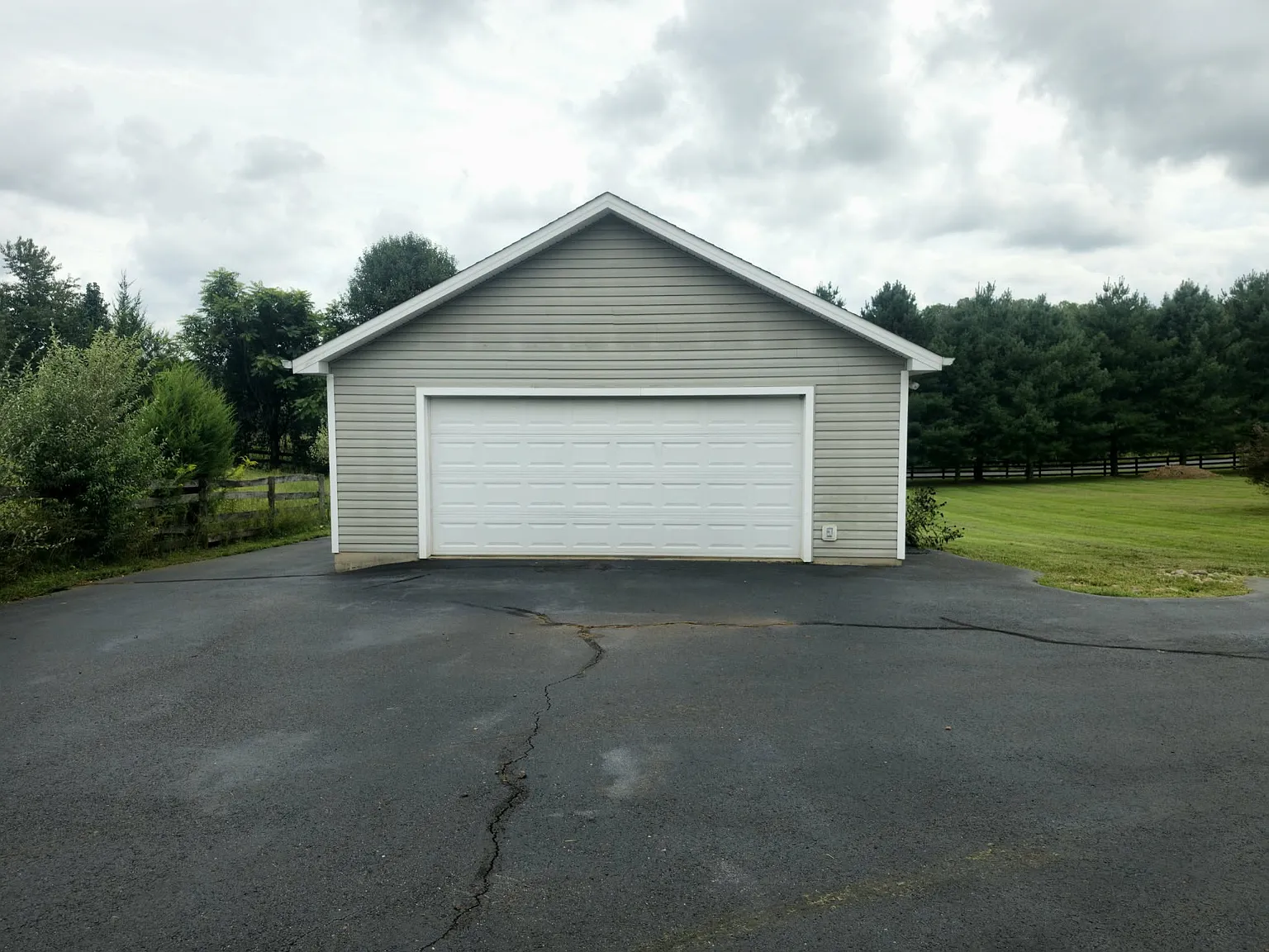 3 bed, 2.5 bath, 1676 sqft, $2,500 — Photo 3