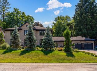 28 Stonegate Dr, Hamilton, ON L9G 3R7