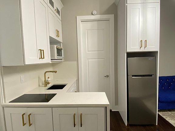 3rd image of 107 Magnolia Ave #B
