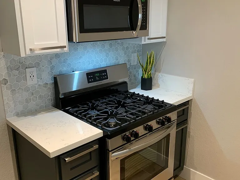 642 W. Maple Ave. Apts. — Photo 7