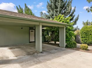 1229 SE Roundtable Dr, Grants Pass, OR 97526