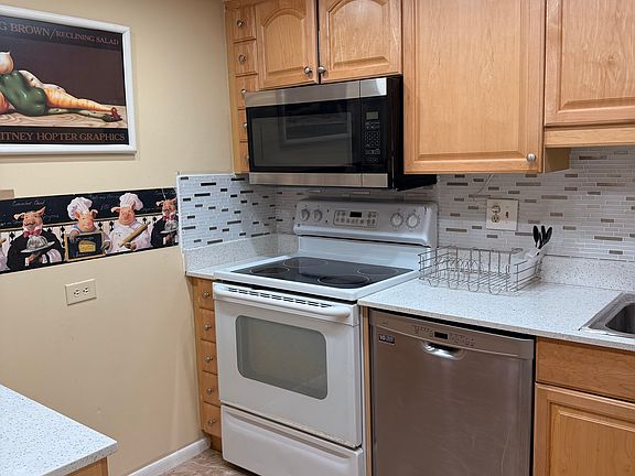 5th image of 3710 Inverrary Dr APT 2S