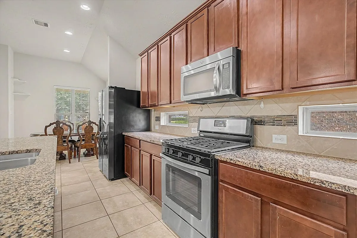 3 bed, 2.0 bath, 1757 sqft, $1,950 — Photo 3