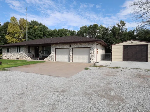 805 29th Rd, Bloomington, NE 68929
