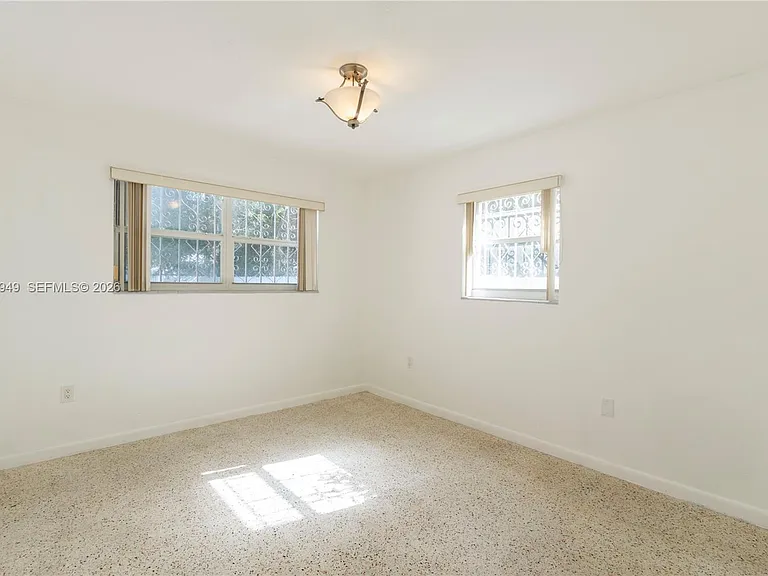 565 NE 160th Ter — Photo 14