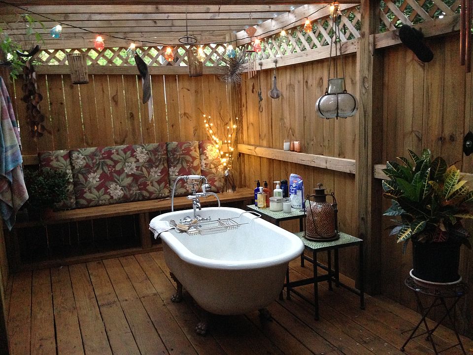 Outdoor 1885 clawfoot tub 