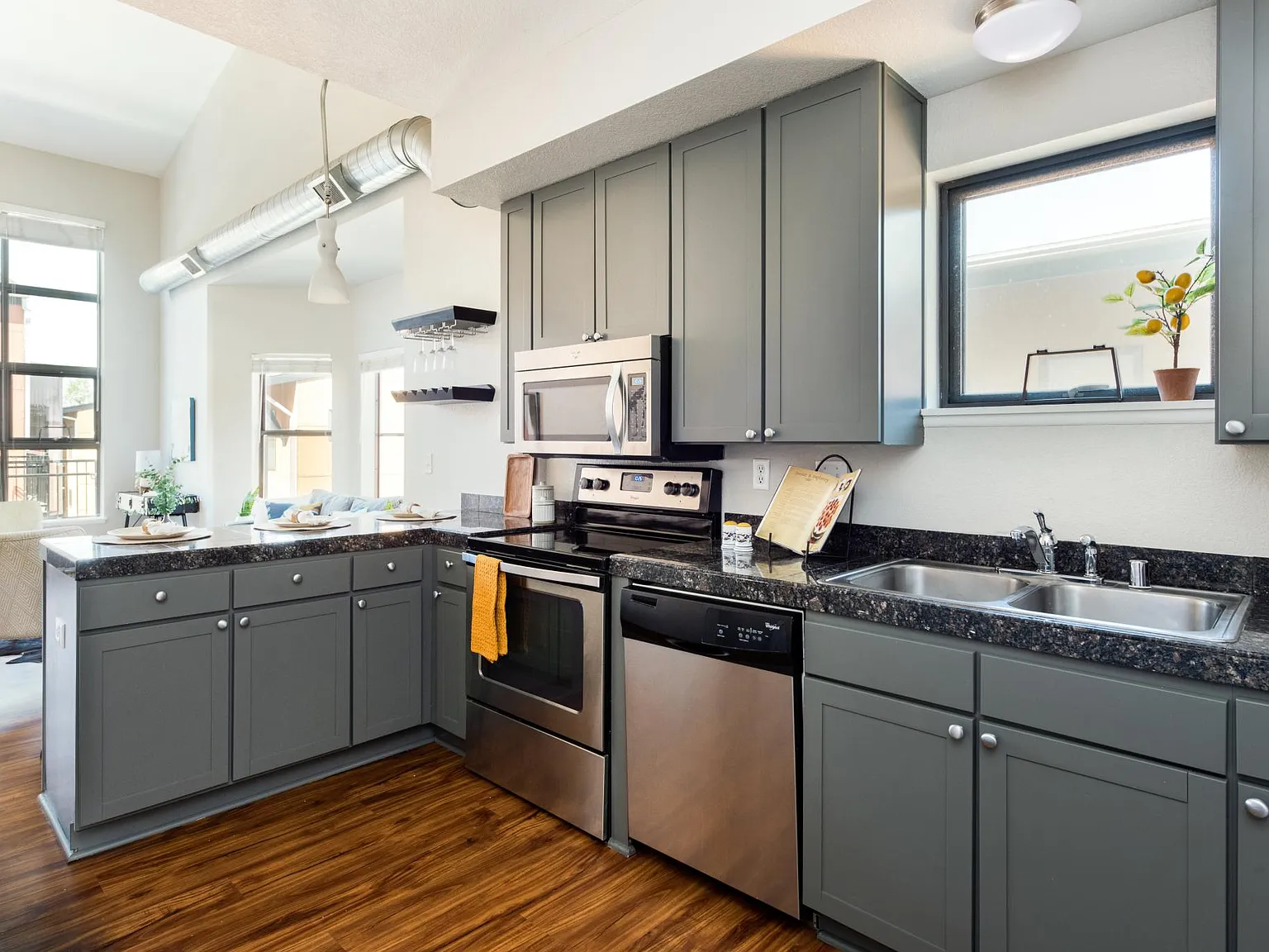 2 bed, 1.5 bath, 1100 sqft, $2,500 — Photo 3