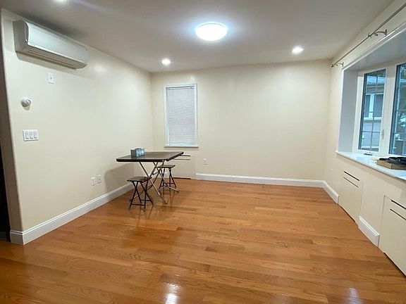 4th image of 16028 73rd Ave Floor 1