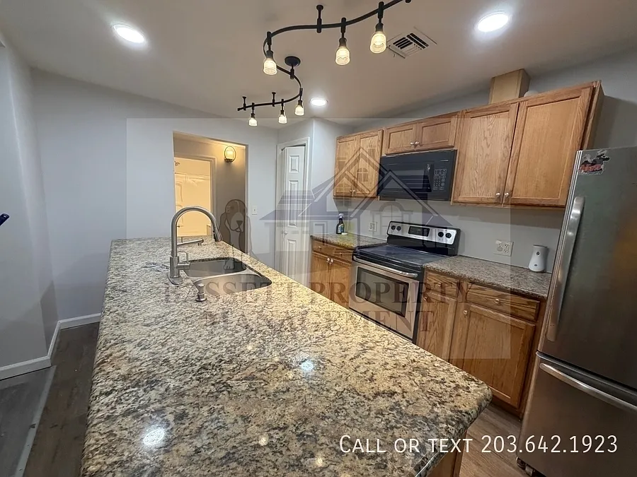 3 bed, 1.0 bath, 900 sqft, $1,695 — Photo 4