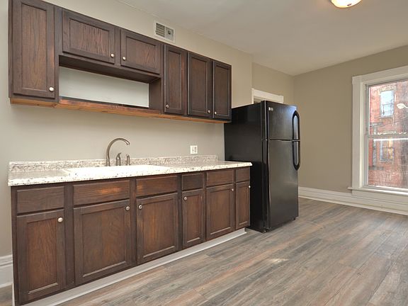 5th image of 1046 E Long St