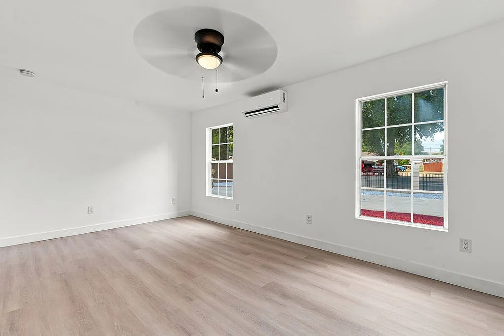 3 bed, 900 sqft, $2,470 — Photo 1